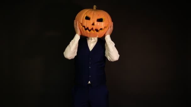 Homem Cabeça Abóbora Agarrando Cabeça Com Mãos Halloween Concept Carved — Vídeo de Stock