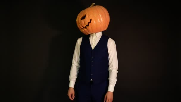Snidad Pumpa Pumpa Headed Mannen Vrider Huvudet 360 Grader Halloween — Stockvideo