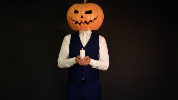 Man Med Ett Pumpa Huvud Håller Ett Brinnande Ljus Halloween — Stockvideo