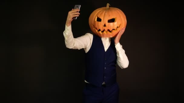 Oyulmuş Balkabağı Balkabağı Başlı Adam Selfie Çekiyor Cadılar Bayramı Konsepti — Stok video