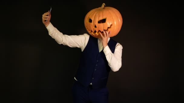 Abóbora Esculpida Homem Com Cabeça Abóbora Tira Selfie Conceito Halloween — Vídeo de Stock