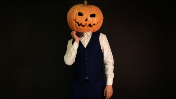Pompoen Headed Man Praten Aan Telefoon Halloween Concept Gesneden Pompoen — Stockvideo