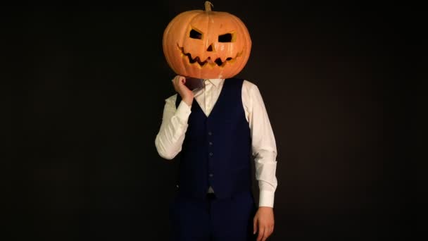 Homme Tête Citrouille Qui Parle Téléphone Halloween Concept Carved Citrouille — Video