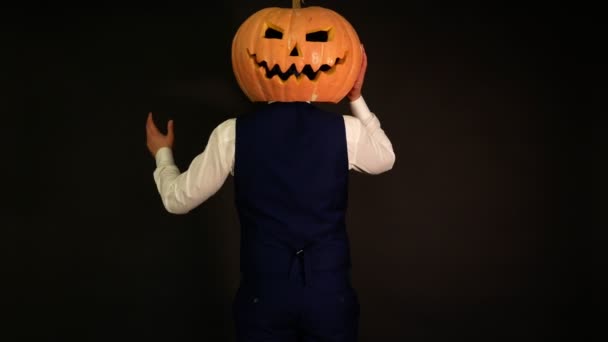 Uomo Con Testa Zucca Perso Faccia Trovata Dietro Testa Halloween — Video Stock