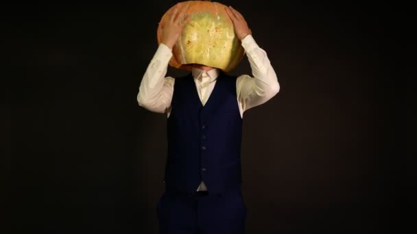 Carved Pumpkin Pumpkin Headed Man Twists His Head 360 Degrees — Stock Video