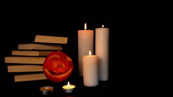 Geschnitzter Kürbis Bücher Und Kerzen Konzept Halloween — Stockvideo