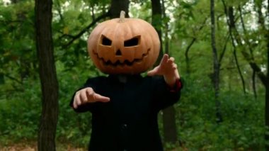 Sonbahar ormanında Halloween kabak baş yüzleri bir zombi gibi hareket
