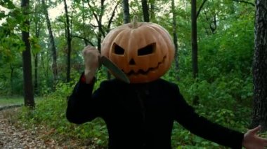 Halloween. Kafasına balkabağı saplayan deli adam.