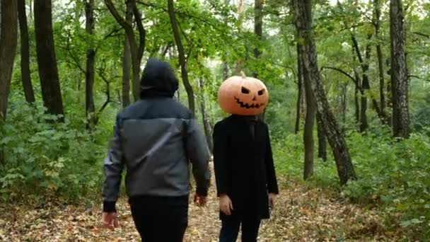 Halloween Pumpkin Headed Man Gets Woods Pulls Out Knife Runs — Stock Video