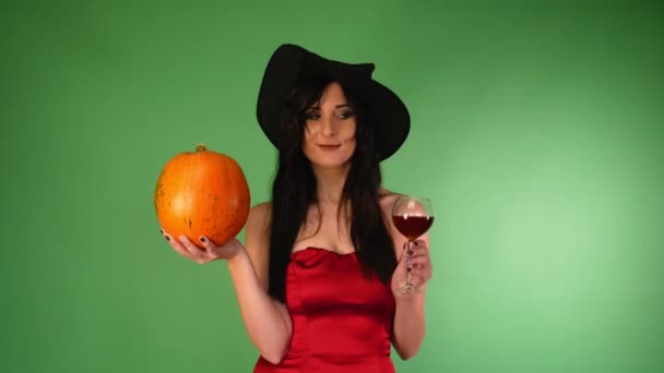 Młoda Piękna Kobieta Czerwonej Sukni Kapelusz Czarownic Napoje Czerwone Wino — Wideo stockowe