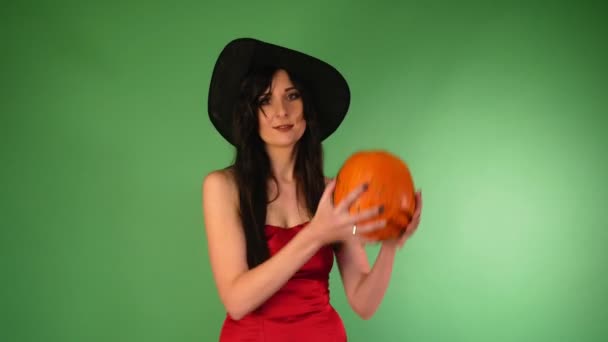 Młoda Piękna Kobieta Czerwonej Sukni Kapelusz Witchs Śmiać Się Głośno — Wideo stockowe
