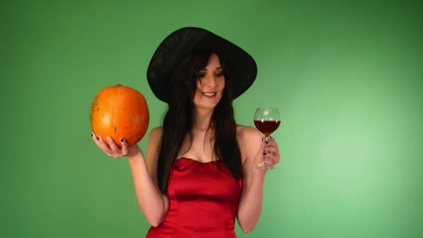 Giovane Bella Donna Con Vestito Rosso Cappello Strega Beve Vino — Video Stock