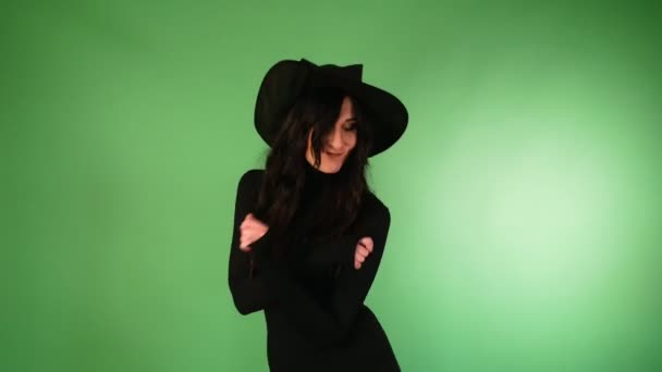 Jeune Belle Femme Noir Chapeau Sorcière Souriant Regardant Camera Halloween — Video