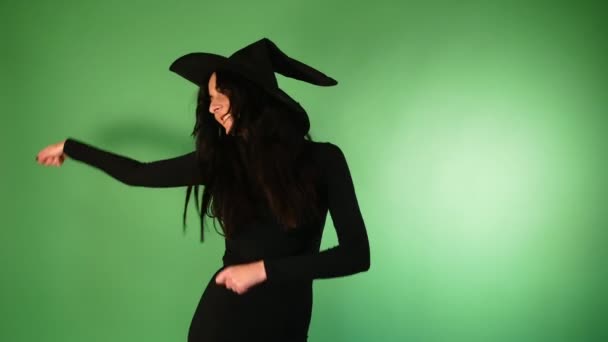 Joven Hermosa Mujer Negro Brujas Sombrero Bailando Halloween — Vídeos de Stock