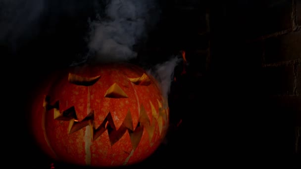 Una Calabaza Halloween Miedo Emite Humo Los Ojos Boca Dentada — Vídeos de Stock