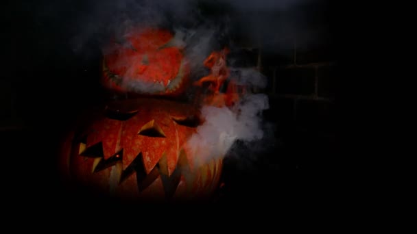 Två Halloween Pumpor Ovanpå Varandra Rök Strömmar Ögat Skräck Fryst — Stockvideo