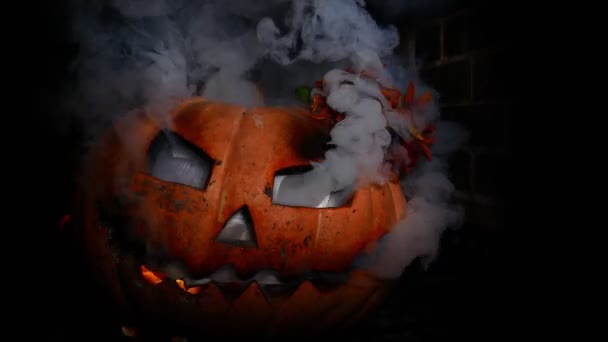 Une Terrible Citrouille Halloween Brûle Feu Joie Fumée Des Yeux — Video