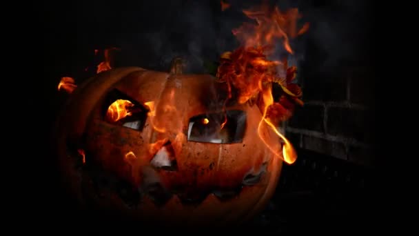地獄の火の中で ひどいカボチャを彫った 目から狂った顔が火を燃やす ハロウィーンカボチャ — ストック動画