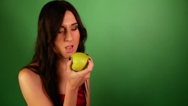 Closeup Brunette Woman Eagerly Eating Peach Green Background — Stock Video