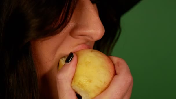不雅的黑发女人渴望吃桃绿的背景 — 图库视频影像