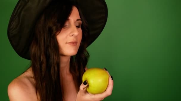 Κοντινό Πλάνο Μελαχρινή Γυναίκα Ανυπόμονα Τρώει Πράσινο Μήλο Πράσινο Φόντο — Αρχείο Βίντεο