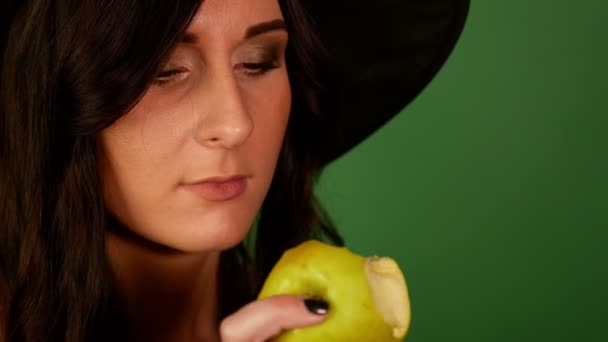 Primer Plano Morena Mujer Ansiosamente Comer Verde Manzana Verde Fondo — Vídeo de stock