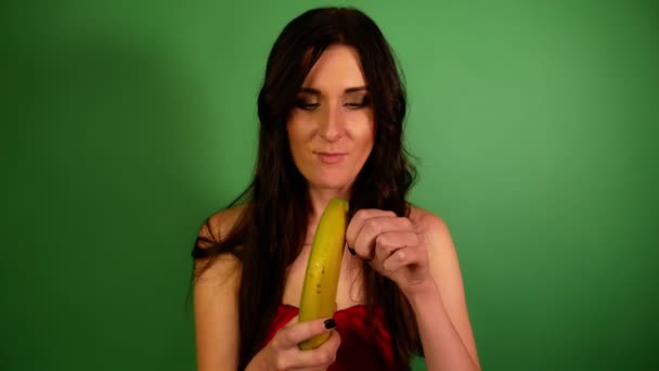 Fechar Morena Mulher Ansiosamente Comer Banana Verde Fundo — Vídeo de Stock