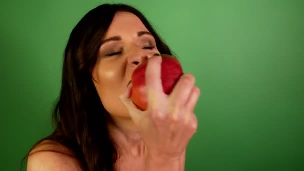 Primer Plano Morena Mujer Ansiosamente Comer Rojo Manzana Verde Fondo — Vídeo de stock