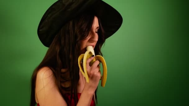 Fechar Morena Mulher Ansiosamente Comer Banana Verde Fundo — Vídeo de Stock