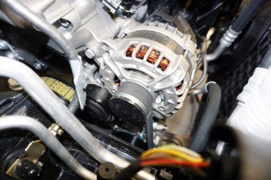 Otomobil jeneratörü. Otomobil jeneratör modern bir arabanın motor bölmesi yüklü.