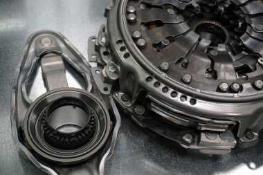 Debriyaj otomatik şanzıman DSG. araç detayları ve modern teknoloji.                               
