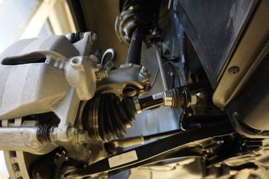  Keskin teknik fotoğraf. Modern bir aracın tasarımı ve unsurları. Ön süspansiyon. Amortisör. Bir aracın süspansiyon kolu. Tahrik mili.                              