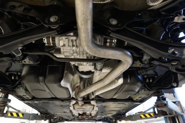 Keskin teknik fotoğraf. Modern bir aracın tasarımı ve unsurları. Arka aks azaltma dişli.                               