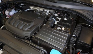 Yeni araba motoru detayı. Yakın çekim.