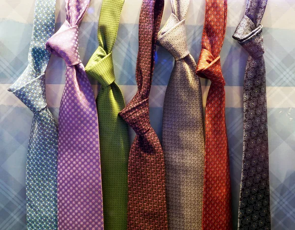 多色のネクタイが一緒にハングアップ — ストック写真