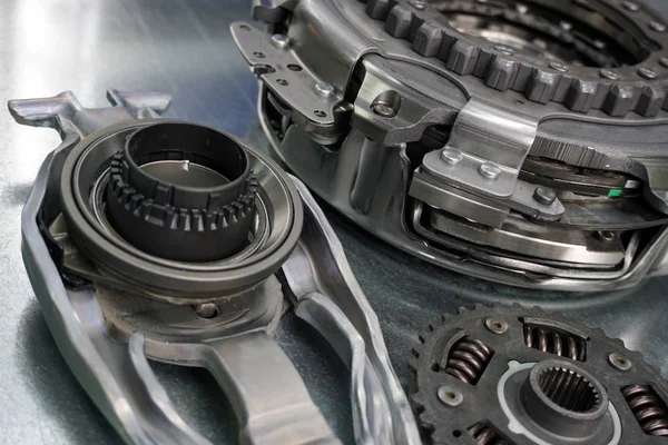 Debriyaj otomatik şanzıman DSG. araç detayları ve modern teknoloji.
