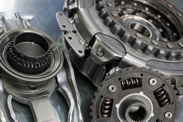 Debriyaj otomatik şanzıman DSG. araç detayları ve modern teknoloji.                               