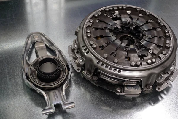 Debriyaj otomatik şanzıman DSG. araç detayları ve modern teknoloji.                               