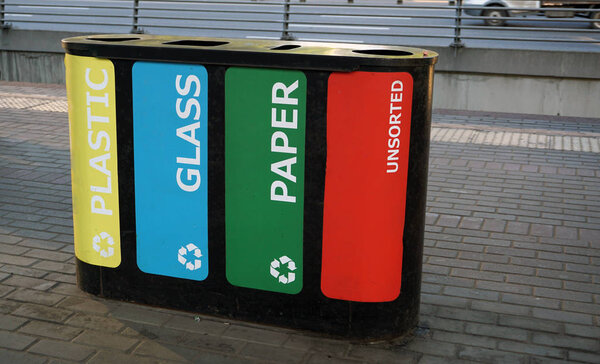 Контейнеры для раздельного сбора отходов. Различные цветные контейнеры для сбора материалов по переработке
.