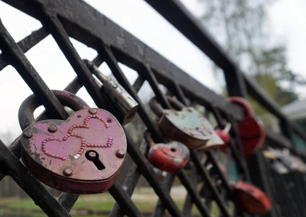 Lucchetti Simbolici Amore Colore Rosso Forma Cuore Fissato Ponte Ringhiere — Foto Stock