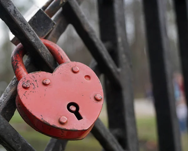 Lucchetti Simbolici Amore Colore Rosso Forma Cuore Fissato Ponte Ringhiere — Foto Stock