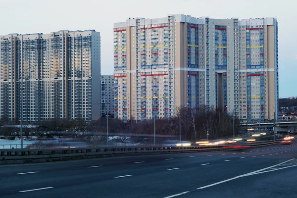 Modernes Mehrstöckiges Wohnhaus Mit Buntem Design Und Autobahn Vordergrund Ein — Stockfoto