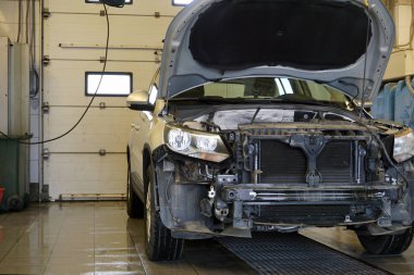 Oto tamir servisi. Hizmetler araba motor makinesi konsepti.                               