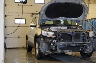 Oto tamir servisi. Hizmetler araba motor makinesi konsepti.                               