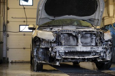 Oto tamir servisi. Hizmetler araba motor makinesi konsepti.                               