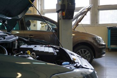Oto tamir servisi. Hizmetler araba motor makinesi konsepti.                               