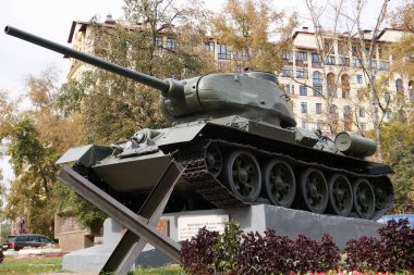 Moskova st. Mareşal Rybalko, 1 / Rusya - 13 Eylül 2019: Tank T-34-85. 1941-1945 Büyük Vatanseverlik Savaşı'nda zaferin 40 yıldönümü onuruna anıt kompleksi.