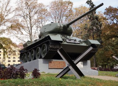 Moskova st. Mareşal Rybalko, 1 / Rusya - 13 Eylül 2019: Tank T-34-85. 1941-1945 Büyük Vatanseverlik Savaşı'nda zaferin 40 yıldönümü onuruna anıt kompleksi.