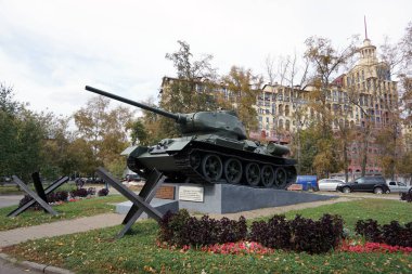 Moskova st. Mareşal Rybalko, 1 / Rusya - 13 Eylül 2019: Tank T-34-85. 1941-1945 Büyük Vatanseverlik Savaşı'nda zaferin 40 yıldönümü onuruna anıt kompleksi.