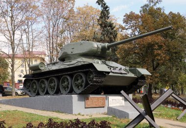Moskova st. Mareşal Rybalko, 1 / Rusya - 13 Eylül 2019: Tank T-34-85. 1941-1945 Büyük Vatanseverlik Savaşı'nda zaferin 40 yıldönümü onuruna anıt kompleksi.